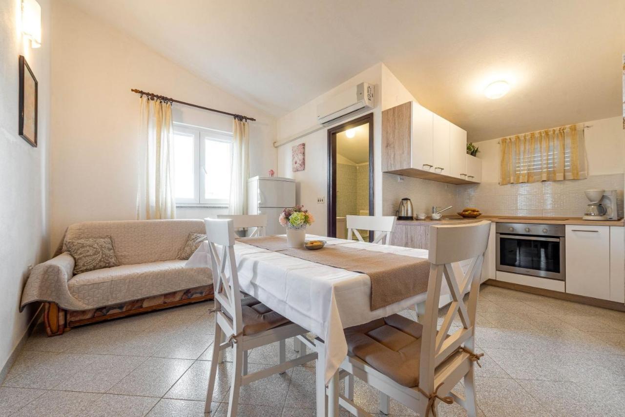 Family friendly seaside apartments Kozino, Zadar - 5749 Petrčane Exterior foto